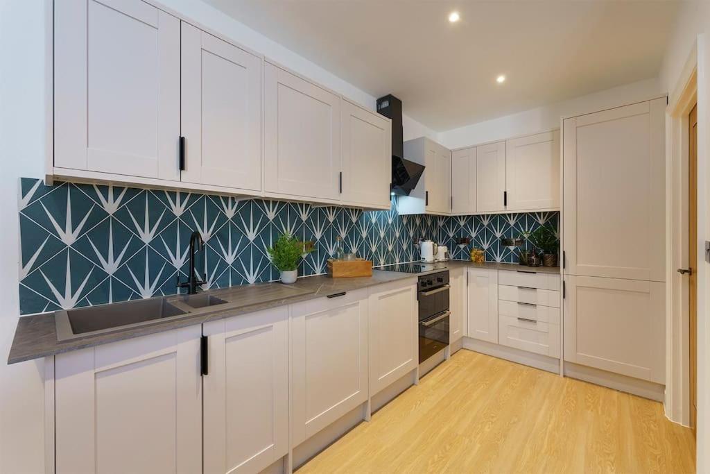 בריסטול Lilyturf - 2 Bedroom Luxury Apartment By Mint Stays מראה חיצוני תמונה